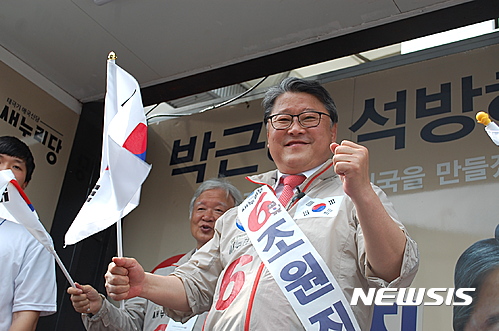 【대구=뉴시스】정창오 기자 = 조원진 새누리당 대선후보가 4일 오후 대구 중구 서문시장에서 대선 완주를 통해 보수 진짜 보수의 가치를 지키겠다고 밝히고 있다. 2017.05.04.&nbsp; jco@newsis.com