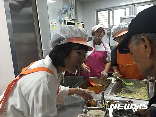 【서울=뉴시스】안채원 기자 = 유승민 바른정당 대선후보의 부인 오선혜(58)씨가 4일 서울 강북구 번동5단지 종합사회복지관에서 어르신들에게 점심 배식 봉사활동을 하고 있다. 2017.05.04.&nbsp;&nbsp; newkid@newsis.com