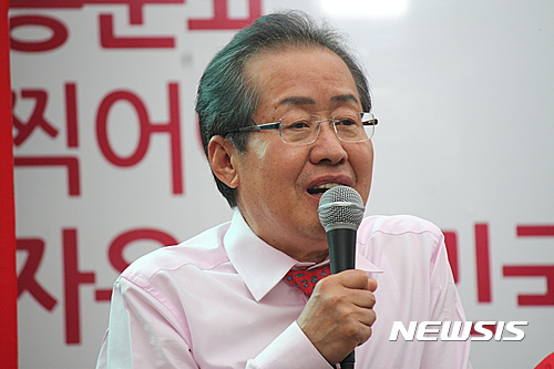  【태백=뉴시스】 김태식 기자 = 4일 강원 태백시 황지자유시장 삼거리에서 홍준표 자유한국당 대선 후보가 지지를 호소하고 있다. 2017.05.04&nbsp; newsenv@newsis.com