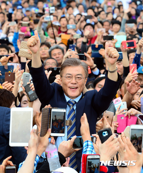 【고양=뉴시스】박영태 기자 = 문재인 더불어민주당 대선후보가 4일 오후 경기도 고양시 일산동구 중앙로 문화광장에서 진행된 고양지역 집중유세에서 환호하는 지지자들을 향해 엄지척을 하고 있다. 2017.05.04. since1999@newsis.com