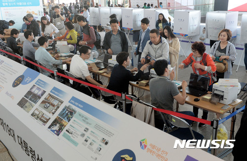 【서울=뉴시스】최동준 기자 = 황금연휴와 어린이날인 5일 오전 서울 용산구 서울역에서 시민들이 사전투표를 하고 있다. 2017.05.05. photocdj@newsis.com