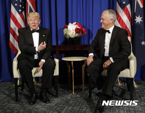 【뉴욕=AP/뉴시스】맬컴 턴불 호주 총리(오른쪽)가 지난 5월4일 뉴욕 허드슨강에 계선된 퇴역함모 인트레피드호에서 도널드 트럼프 미 대통령과 만나 회담하고 있다. 턴불 총리RK 14일 밤 캔버라에서 열린 연례 '한겨울 무도회' 도중 트럼프 대통령을 조롱한 발언이 한 호주 매체의 녹음 파일 공개로 드러났다. 2017.6.15