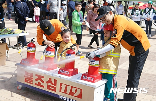 【영동=뉴시스】이성기 기자 = 5일 오전 충북 영동군 영동읍 용두공원서 열린 22회 어린이날 큰잔치 행사장에 마련된 119 소방안전체험장에서 한 어린이가 물소화기 체험을 하고 있다. 영동소방서는 이날 어린이의 눈높이에 맞춰 물소화기를 활용한 소화기 사용법, 심폐소생술 등 다양한 체험프로그램을 운영해 호응을 얻었다.2017.05.05(사진=영동소방서 제공) sklee@newsis.com