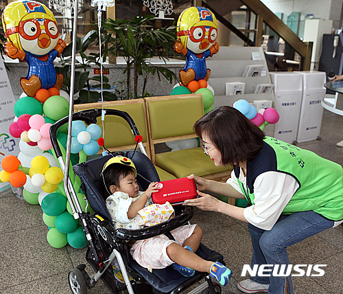 【천안=뉴시스】이종익 기자 = 충남 천안의 단국대학교병원과 (사)한국백혈병소아암협회는 어린이날을 맞아 5일 오전 병원로비에서 입원중인 환아와 보호자에 가족과 건강의 소중함을 일깨워주기 위한 기념행사를 개최했다. 2017.05.05. (사진=단국대병원 제공) photo@newsis.com
