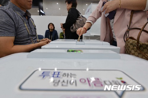 【서울=뉴시스】고승민 기자 = 제19대 대통령선거 사전투표 이틀째인 5일 오전 서울 용산역 사전투표소(한강로동 사전투표소)를 찾은 관외/관내 시민들이 투표를 하고 있다. 2017.05.05. kkssmm99@newsis.com