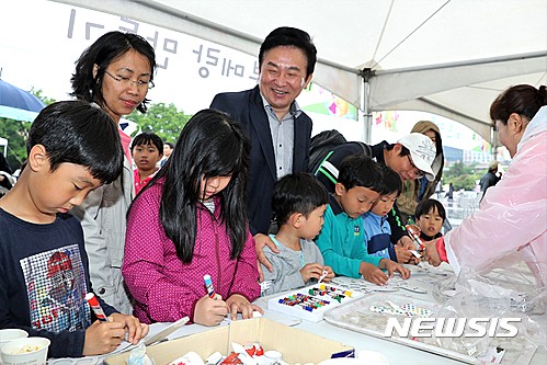 【제주=뉴시스】우장호 기자 = 원희룡 제주지사가 어린이날인 5일 오전 제주시 애향운동장 어린이날 기념식에 참석해 행사 부스를 둘러보고 있다. 2017.05.05. (사진=제주도청 제공)&nbsp; woo1223@newsis.com