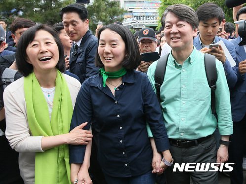 【부산=뉴시스】강종민 기자 = 이틀째 도보유세에 나선 안철수 국민의당 대선후보가 5일 오후 부산 동래구 사직야구장 앞에서 만난 가족과 함께 걷고 있다. 2017.05.05.&nbsp; photo@newsis.com