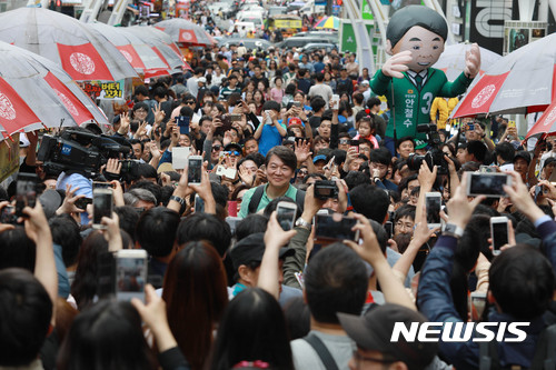 【부산=뉴시스】 강종민 기자=안철수 국민의당 대선후보가 5일 오후 부산 중구 비프(BIFF)거리에서 도보유세를 갖고 있다. 2017.05.05. photo@newsis.com 