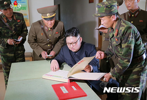 【서울=뉴시스】북한 김정은 조선노동당 위원장 겸 조선인민군 최고사령관이 서남전선수역 최남단 장재도 방어대와 우도영웅방어대를 시찰했다고 조선중앙TV가 5일 보도했다. 2017.05.05. (사진=조선중앙TV 캡쳐) photo@newsis.com