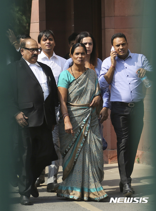 【뉴델리=AP/뉴시스】2012년 뉴델리 버스 집단성폭행으로 사망한 여성의 어머니인 아샤 데비(가운데) 5일 대법원의 사형 확정 판결 후 법원을 나서고 있다. 이날 동행했으나 이 사진에 보이지 않는 아버지 싱은 실명 공개 등 사건 후 인도인들에게 '용감한 가슴'으로 불렸다. 2017. 5. 5.&nbsp;&nbsp; 