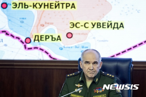 【모스크바=AP/뉴시스】세르게이 루드스코이 러시아군 총참모부 작전총국장이 5일(현지시간) 모스크바에 있는 국방부에서 기자회견을 하고 있다. 그는 이날 시리아 안전지대 구상안이 이날 자정부터 발효했으며 이란과 터키도 합의안 안전지대 이행이 강화 확대하길 기대한다고 밝혔다. 2017.05.06