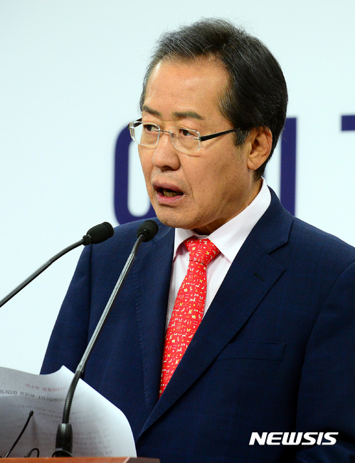 【서울=뉴시스】박영태 기자 = 홍준표 자유한국당 대선후보가 6일 오전 서울 영등포구 여의도 자유한국당 당사에서 ‘국민대결집 호소문'을 발표하고 있다. 2017.05.06. since1999@newsis.com