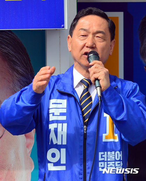 【광주=뉴시스】류형근 기자 = 김상곤 더불어민주당 상임선대위원장이 19대 대통령선거를 사흘 앞둔 6일 오전 광주 광산구 비아동 비아5일장 입구에서 기호1번 문재인 후보 지지를 호소하고 있다. 2017.05.06.&nbsp; hgryu77@newsis.com