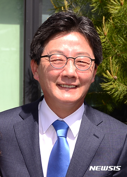 【광주(경기)=뉴시스】김선웅 기자 = 유승민 바른정당 대선 후보가 6일 오전 경기 광주시 퇴촌면 나눔의집을 방문, 지지자들과 기념촬영을 하고 있다. 2017.05.06.&nbsp;&nbsp; mangusta@newsis.com