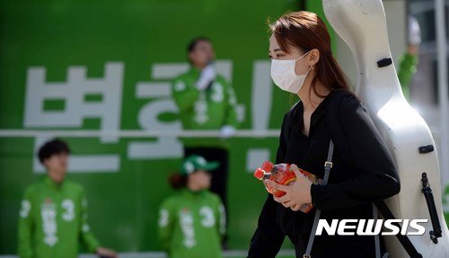 【서울=뉴시스】고범준 기자 = 중국발 황사가 몰려오고 미세먼지 주의보가 내려진 6일 오전 서울 용산구 서울역에서 시민들이 마스크를 쓰고 걸어가고 있다. 2017.05.06.&nbsp;&nbsp; bjko@newsis.com