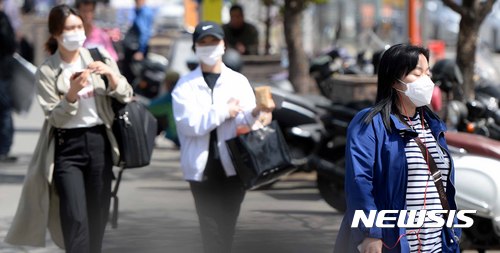 【서울=뉴시스】고범준 기자 = 중국발 황사가 몰려오고 미세먼지 주의보가 내려진 6일 오전 서울 용산구 서울역에서 시민들이 마스크를 쓰고 걸어가고 있다. 2017.05.06.&nbsp; bjko@newsis.com