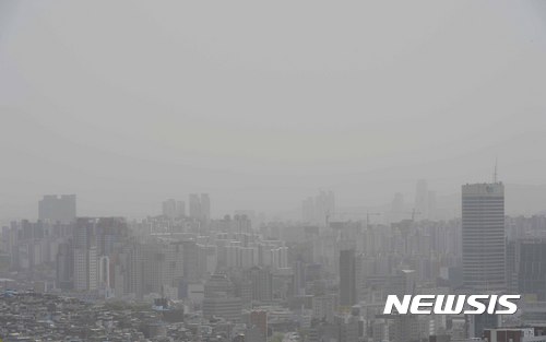 【서울=뉴시스】고범준 기자 = 중국에서 날아온 짙은 황사가 한반도를 강타하고 전국 대부분 지방에 미세먼지 특보가 내려진 6일 오후 서울 종로구 와룡공원에서 바라본 서울 도심이 뿌옇게 보이고 있다. 2017.05.06.&nbsp; bjko@newsis.com