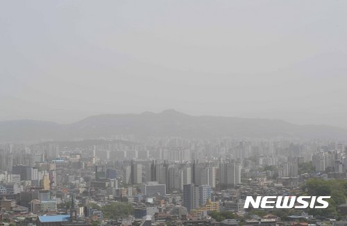 【서울=뉴시스】고범준 기자 = 중국에서 날아온 짙은 황사가 한반도를 강타하고 전국 대부분 지방에 미세먼지 특보가 내려진 6일 오후 서울 종로구 와룡공원에서 바라본 서울 도심이 뿌옇게 보이고 있다. 2017.05.06.&nbsp;&nbsp; bjko@newsis.com