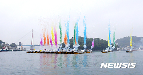【여수=뉴시스】 지난해 5월 6일 제51회 여수거북선축제 중 여수해양공원 앞 바다에서 임진년 잔라좌수영 수군의 해상 출정식 재현되고 있다. 2018.05.04. (사진=뉴시스 D/B) photo@newsis.com
