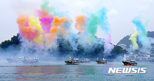 【여수=뉴시스】 지난해 5월 6일 제51회 여수거북선축제 중 여수해양공원 앞 바다에서 임진년 잔라좌수영 수군의 해상 출정식 재현되고 있다. 2018.05.04. (사진=뉴시스 D/B) photo@newsis.com