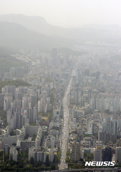 【서울=뉴시스】김선웅 기자 = 전국 대부분 지역에서 중국발 황사가 관측되며 미세먼지 농도가 '매우나쁨' 수준을 나타낸 6일 오후 서울 송파구 롯데월드타워에서 바라본 도심이 흐린 모습을 보이고 있다. 2017.05.06.&nbsp; mangusta@newsis.com