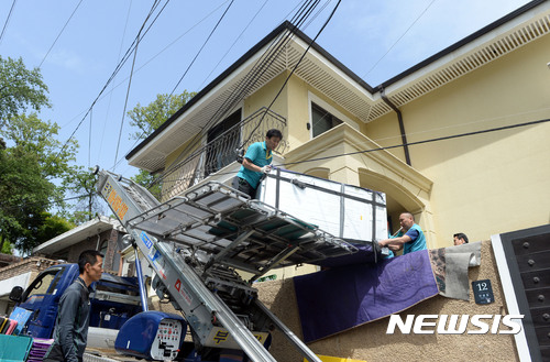 [서울=뉴시스]최동준 기자 = 지난 2017년 5월6일 서울 내곡동 박근혜 전 대통령 자택에서 이사업체 관계자들이 박 전 대통령 이삿짐을 옮기고 있다. 2017.05.06. photocdj@newsis.com