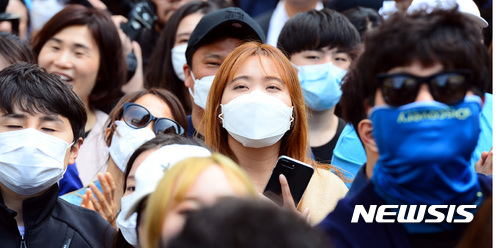 【인천=뉴시스】박영태 기자 = 문재인 더불어민주당 대선후보의 6일 오후 인천광역시 구월동 로데오거리 광장에서 진행된 인천지역 유세에서 많은 시민들이 황사 마스크를 쓰고 유세를 듣고 있다. 2017.05.06.&nbsp; since1999@newsis.com