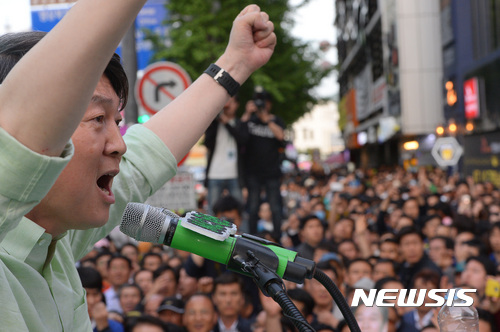 【광주=뉴시스】강종민 기자 = 안철수 국민의당 대선후보가 6일 오후 광주시 금남로 거리유세에서 광주시민들에게 압도적인 지지를 호소하고 있다. 2017.05.06.  ppkjm@newsis.com