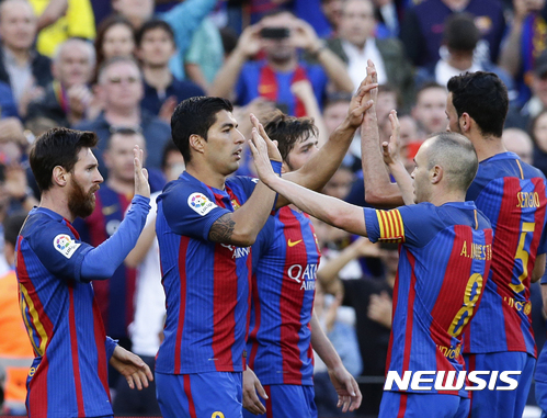 FC Barcelona's Luis Suarez, center, celebrates after scoring during the Spanish La Liga soccer match between FC Barcelona and Villarreal at the Camp Nou stadium in Barcelona, Spain, Saturday, May 6, 2017. (AP Photo/Manu Fernandez)