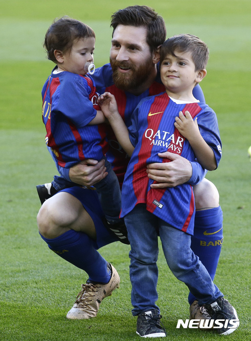 FC Barcelona's Lionel Messi, center, poses with his sons Mateo, left, and Thiago prior of the Spanish La Liga soccer match between FC Barcelona and Villarreal at the Camp Nou stadium in Barcelona, Spain, Saturday, May 6, 2017. (AP Photo/Manu Fernandez)