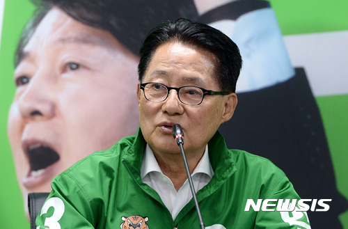 【서울=뉴시스】이영환 기자 = 제19대 대통령 선거일을 이틀 앞둔 7일 오전 서울 여의도 국민의당 대회의실에서 박지원 상임중앙선대위원장이 기자간담회를 하고 있다. 2017.05.07. 20hwan@newsis.com