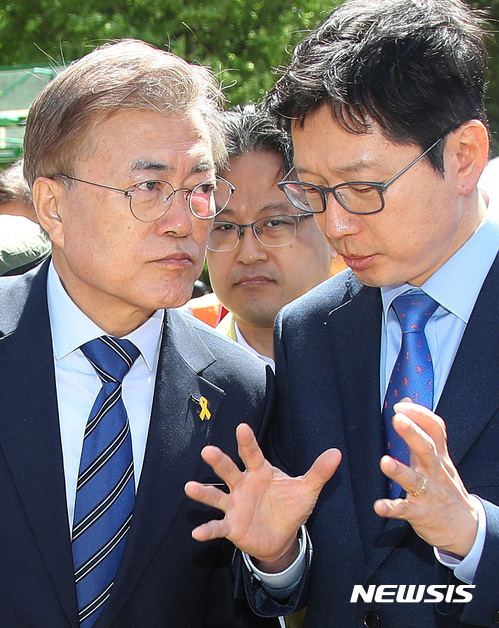 【강릉=뉴시스】박영태 기자 = 문재인 더불어민주당 대선 후보가 7일 오전 강원도 강릉시 성산초등학교에 긴급 대피해 있는 강릉 산불 이재민들을 만나 위로한 뒤 김경수 의원과 대화하고 있다. 2017.05.07. photo@newsis.com