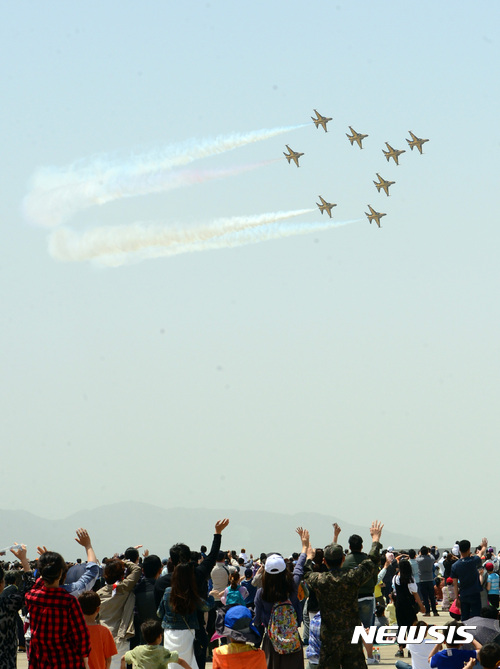 【부산=뉴시스】 하경민 기자 = 7일 부산 김해공항에서 공군 제5공중기동비행단 주최로 열린 '제38회 공군 참모총장배 스페이스 챌린지 2017' 부산·울산·경남 동부지역 예선대회에 참가한 특수비행팀 '블랙이글스'가 축하 에어쇼를 펼치고 있다. 2017.05.07. yulnetphoto@newsis.com
