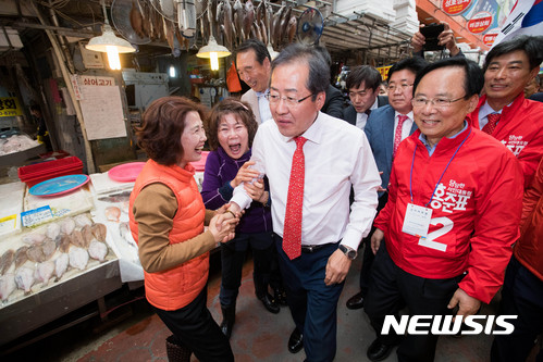 【창원=뉴시스】배훈식 기자 = 7일 오후 경남 창원시 마산어시장을 방문한 홍준표 자유한국당 대선 후보가 상인들과 인사하고 있다. 2017.05.07.&nbsp; photo@newsis.com 