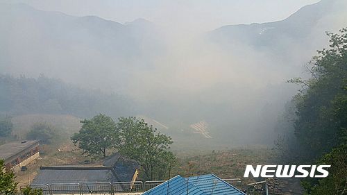  【삼척=뉴시스】 김태식 기자 = 7일 강원 삼척시 도계읍 점리 야산의 산불이 이틀째 확산되고 있는 가운데 건의령 민가로 연기가 밀려들고 있다. 2017.05.07&nbsp; newsenv@newsis.com