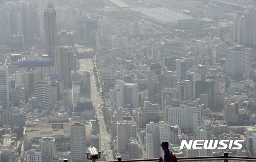 【부산=뉴시스】 하경민 기자 = 부산지역에 이틀째 미세먼지 주의보가 내려진 가운데 7일 오후 부산 황령산 봉수대 전망대에서 한 시민이 뿌옇게 보이는 도심을 바라보고 있다. 2017.05.07.&nbsp; yulnetphoto@newsis.com