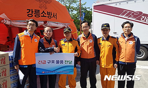 【강릉=뉴시스】한윤식 기자 = 한전 강원지역본부 허용호 본부장과 한전 사회봉사단 108명은 7일 강릉 산불 피해현장을 찾아 삶의 터전을 잃고 실의에 빠진 주민들과 산불진화로 고생하는 산불 현장요원에게 500만원 상당의 물품을 전달했다.2017.05.07.(사진=한전 강원지역본부 제공)&nbsp; ysh@newsis.com