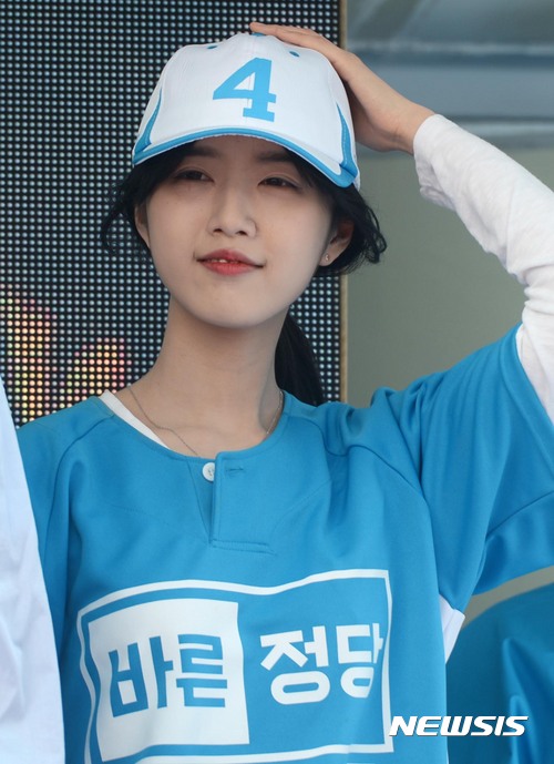 [대구=뉴시스]홍효식 기자 = 유승민 바른정당 대선후보의 딸 유담 씨가 7일 오후 대구 중구 동성로 대구백화점에 지원 유세를 나와 유 후보의 연설을 듣고 있다. 2017.05.07. yesphoto@newsis.com