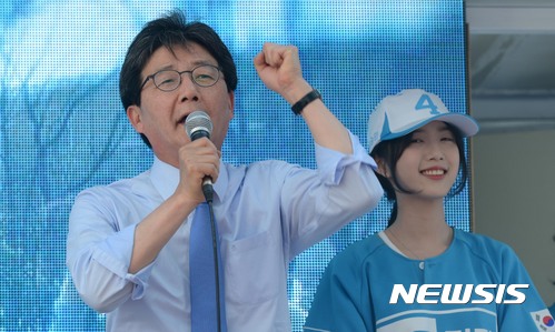 【대구=뉴시스】홍효식 기자 = 유승민 바른정당 대선후보가 7일 오후 대구 중구 동성로 대구백화점에서 열린 유세에서 지지를 호소하는 연설을 하고 있다. 오른쪽은 딸 유담 씨. 2017.05.07. yesphoto@newsis.com