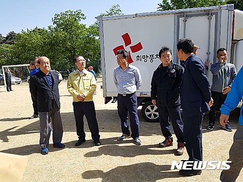 【춘천=뉴시스】한윤식 기자 = 김건영 농협 강원지역본부장은 7일 강릉과 삼척 산불 피해현장을 방문해 피해복구를 위해 농협의 모든 역량을 동원한 대책을 마련해 지원하기로 했다. 2017.05.07.(사진=농협 강원지역본부 제공) ysh@newsis.com