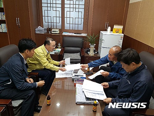 【춘천=뉴시스】한윤식 기자 = 김건영 농협 강원지역본부장은 7일 강릉과 삼척 산불 피해현장을 방문해 피해복구를 위해 농협의 모든 역량을 동원한 대책을 마련해 지원하기로 했다.2017.05.07.(사진=농협 강원지역본부 제공) ysh@newsis.com