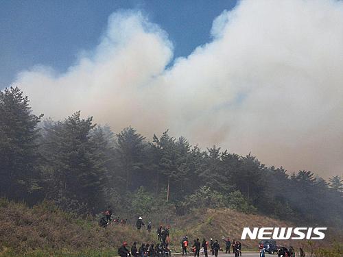 【삼척=뉴시스】김태식 기자 = 7일 오후 강원 삼척시 도계읍의 야산에서 산불이 발생한 가운데 거대한 연기가 하늘을 매우고 있다.2017.05.07&nbsp; newsenv@newsis.com