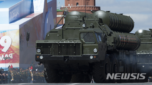 【모스크바=AP/뉴시스】 러시아 첨단 방공미사일 체계 S-400이 지난 2017년 5월7일(현지시간) 모스크바에서 열린 전승절 기념 열병식 리허설에서 등장하고 있다. 2018.01.18