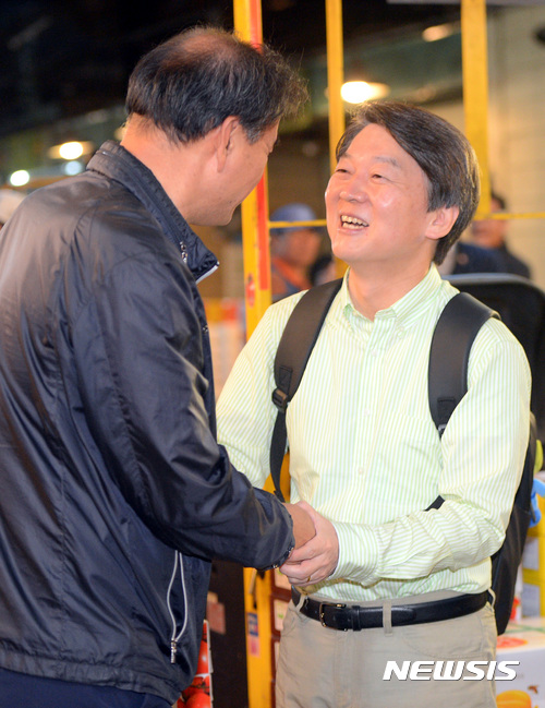 【서울=뉴시스】강종민 기자 = 뚜벅이 유세를 이어가고 있는 안철수 국민의당 대선후보가 8일 새벽 서울 송파구 가락시장에서 상인과 대화를 나누고 있다. 2017.05.08.&nbsp; ppkjm@newsis.com