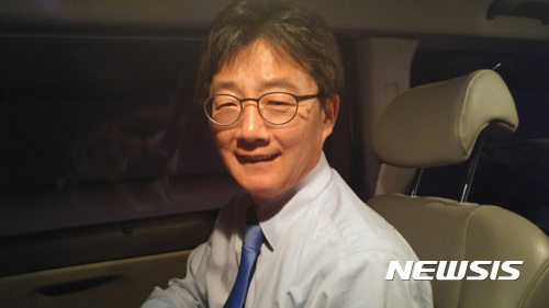 【포항=뉴시스】장윤희 기자 = 유승민 바른정당 대선 후보가 7일 오후 경북 포항시 중앙상가 실개천거리에서 열린 유세를 마치고 대구 서문시장으로 이동하면서 뉴시스와 차량 인터뷰를 가졌다. 그는 "다녀보면 바닥은 굉장히 뜨겁다. 특히 20~40대 민심이 많이 바뀌고 있다"면서 "젊은층에게 '내가 보수라고 자랑스럽게 말할 수 있게 해줘서 고맙다' '좋아하는 정치인이 처음 생겼다'는 얘기를 많이 들었다"며 인터뷰 도중 미소를 지었다. 2017.05.08.&nbsp;&nbsp; ego@newsis.com