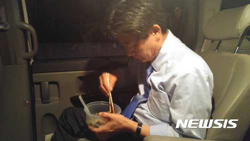  <【포항=뉴시스】장윤희 기자 = 유승민 바른정당 대선 후보가 7일 오후 경북 포항시 북구 중앙상가 실개천거리에서 열린 유세를 마치고 대구 유세를 위해 서문시장으로 이동하며 포항 유권자가 전해준 물회를 먹고 있다. 2017.05.08. 
<br /><br /></div><div class=