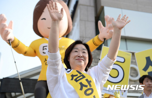 【성남=뉴시스】임태훈 기자 = 심상정 정의당 대선후보가 8일 오전 경기 성남시 분당구 판교역 앞에서 테크노밸리로 출근하는 유권자들에게 지지를 호소하고 있다. 2017.05.08.&nbsp;&nbsp; taehoonlim@newsis.com