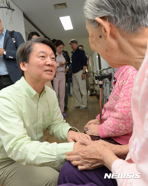 【서울=뉴시스】강종민 기자 = 안철수 국민의당 대선후보가 어버이날인 8일 오전 서울 노원구 수락양로원을 찾아 어르신들과 대화를 나누고 있다. 2017.05.08.&nbsp; ppkjm@newsis.com