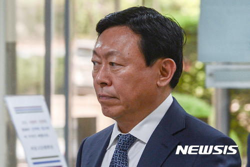 【서울=뉴시스】김선웅 기자 = 신동빈 롯데그룹 회장이 8일 오전 서울 서초구 서울중앙지방법원에서 열린 롯데그룹 비리사건 8차 공판에 출석하고 있다. 2017.05.08.&nbsp;&nbsp; mangusta@newsis.com 