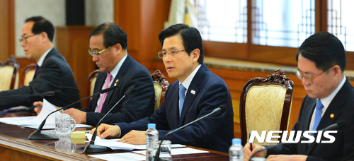 【서울=뉴시스】전진환 기자 = 황교안 대통령 권한대행 국무총리가 8일 오전 산불대응 관계 장관회의가 열린 서울 종로구 정부서울청사 대회의실에서 모두발언을 하고 있다. 2017.05.08. amin2@newsis.com